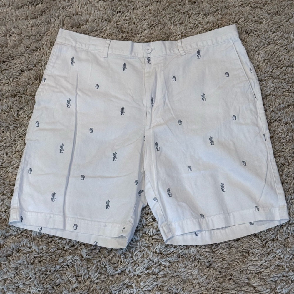 Savane White Flat Front Shorts with Subtle Pattern